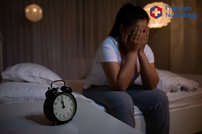 Женщина сидит на кровати